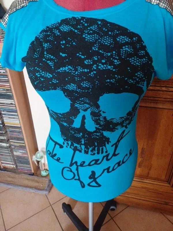 T shirt azul con cabeza de muerte negra con strass en los hombros nuevo – photo 3